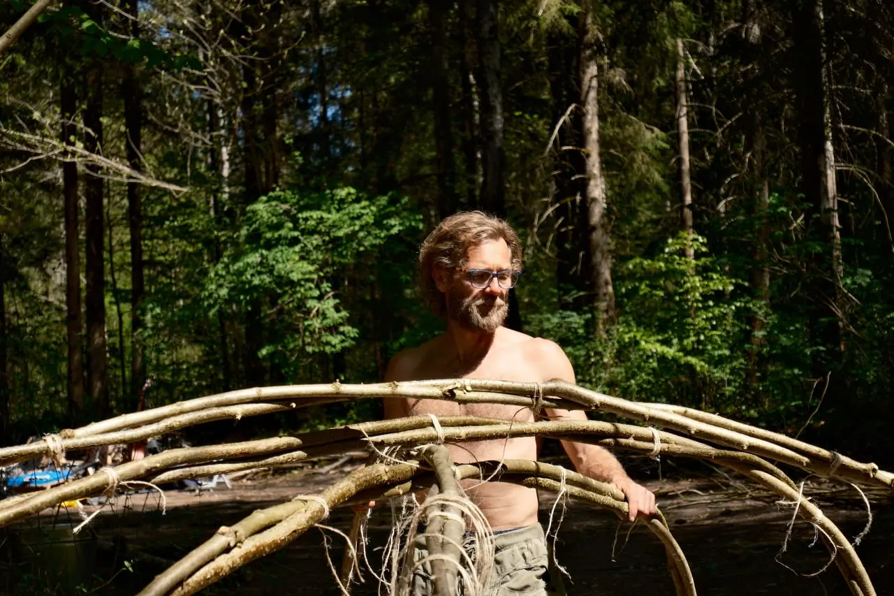 Martin Sollide bei einer gemeinsamen praktischen Arbeit im Wald.